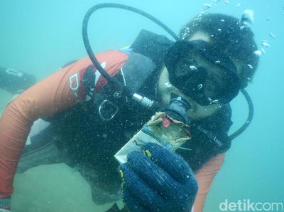 Penyelam Bersih-bersih Sampah di Dasar Laut Labuan Bajo