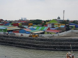 Buat Pesisir Bulak Makin Kinclong, Ikuti Aksi Mural Bersama Risma Minggu Pagi