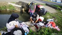Korban Gempa Aceh Cuci Pakaian di Parit