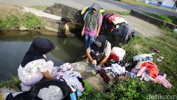 Korban Gempa Aceh Cuci Pakaian di Parit