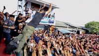 Agus Yudhoyono Lompat Moshing dan Diarak Pendukungnya