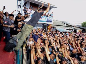 Agus Yudhoyono Lompat Moshing dan Diarak Pendukungnya