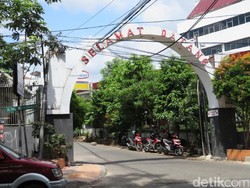 Tiang Listrik Roboh di Palmerah Bikin Warga Khawatir