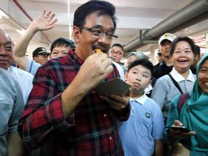 Saat Djarot Asyik Mencicipi Kuliner Indonesia di Acara Bakti Sosial