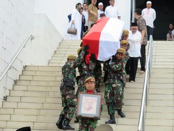 Mr Clean Marie Muhammad Dimakamkan Secara Militer