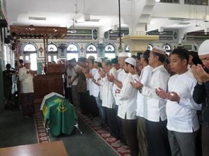6 Sunnah dalam Salat Jenazah Menurut Mazhab Syafii 6 Sunnah dalam Salat Jenazah Menurut Mazhab Syafii