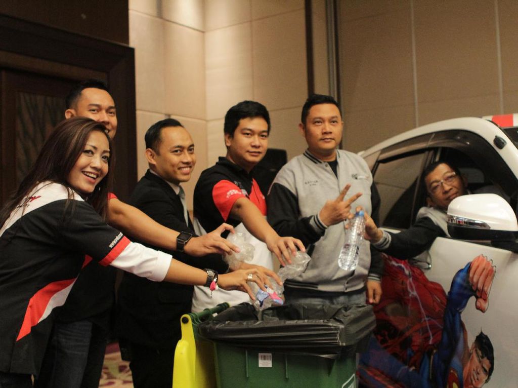 Jakarta Velozity Chapter Kampanyekan Tak Buang Sampah dari Mobil