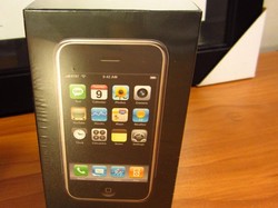 Edan! iPhone Jadul Dijual Seharga Mobil Baru