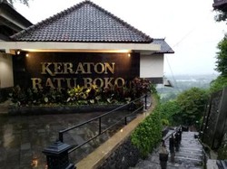 Diguyur Hujan di Candi Ratu Boko