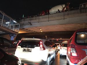 Minggu Malam, Lalin Tomang Arah Grogol Macet Parah