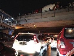 Minggu Malam, Lalin Tomang Arah Grogol Macet Parah