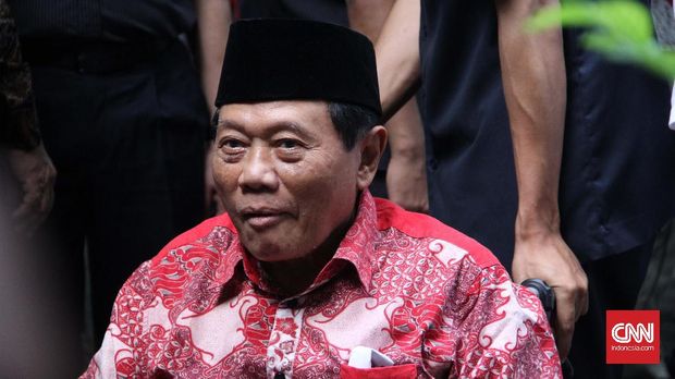 Mantan Menteri Penerangan era Orde Baru, Harmoko melayat ke kediaman Mantan Menteri Keuangan era Orde Baru, Mar'ie Muhammad di kawasan Kebayoran Baru, Jakarta, Minggu 11 Desember 2016. (CNN Indonesia/Denny Aprianto)