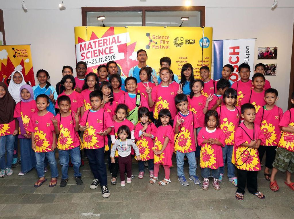 Tumbuhkan Kecintaan Anak-anak Terhadap IPTEK Tumbuhkan Kecintaan Anak-anak Terhadap IPTEK