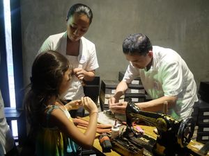 Cerita Ni Luh Djelantik yang Karya Sepatunya Pernah Dipakai Paris Hilton