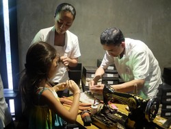 Cerita Ni Luh Djelantik yang Karya Sepatunya Pernah Dipakai Paris Hilton