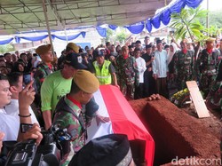 Diiringi Hujan, Jenazah Marie Muhammad Dimakamkan Secara Militer