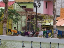 Cerita Ketika Risma Melihat Jemuran Ngawur dan Pedagang Berdaster di Bulak