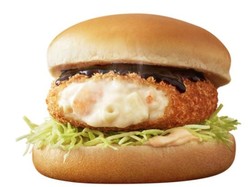 Wah, Enaknya Burger Berisi Kroket Udang dan Makaroni yang Renyah Gurih Ini!