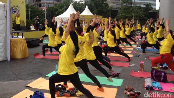 Begini Serunya Yoga Bersama Anjasmara