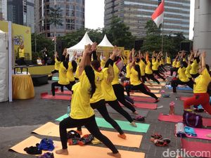 Begini Serunya Yoga Bersama Anjasmara