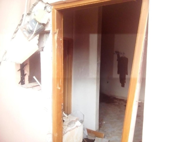 Curhat Pemilik Kos yang Dindingnya Bolong Akibat Penangkapan Teroris Dian Cs Curhat Pemilik Kos yang Dindingnya Bolong Akibat Penangkapan Teroris Dian Cs