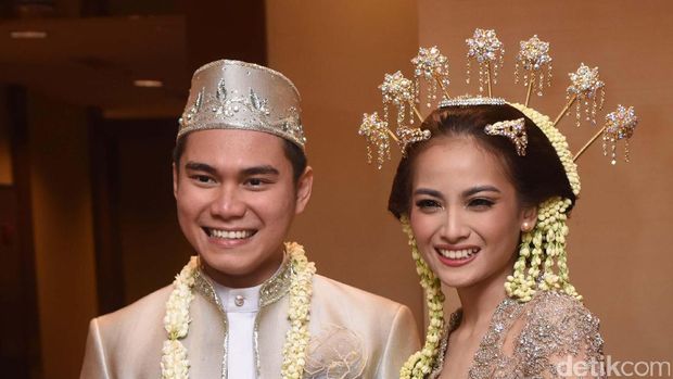 Acha Septriasa dan Vicky Kharisma telah resmi menikah di Le Meridian, Jakarta Selatan, Minggu (11/12/2016).