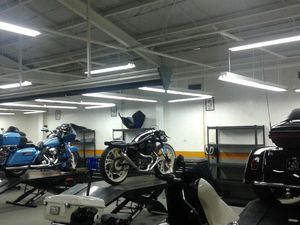 Daya Beli Turun, Diler Moge Hidup dari Layanan Servis Motor