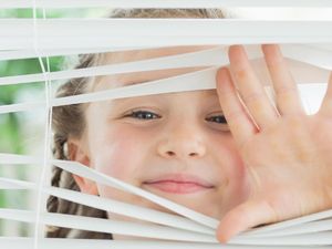 Awasi Anak-anak, Tirai Gulung Bisa Jadi Perlengkapan Rumah yang Berbahaya