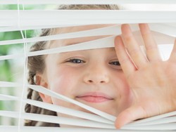 Awasi Anak-anak, Tirai Gulung Bisa Jadi Perlengkapan Rumah yang Berbahaya