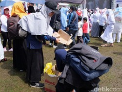 Aksi Cepat Santri Siap Guna dan Aa Gym Bereskan Sampah di Lapangan Gasibu