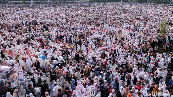 Peserta Doa Bersama 1212 Putihkan Gasibu