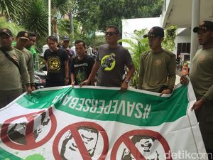 Bonek-Satpol Bergandengan Pasang Baliho Dukungan Persebaya