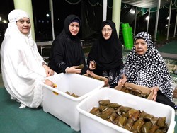 Ibu Ini Bagikan Lontong untuk Jamaah yang hadir di Masjid Ittihad