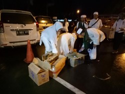 Dari Jakarta, Keluarga Ini Bagikan Makanan untuk Jamaah 1212 di Bandung