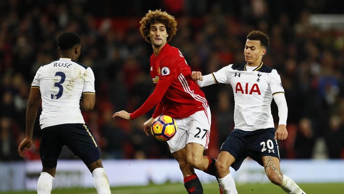 Fellaini Dicemooh Sejumlah Suporter MU, Ini Respons Mourinho