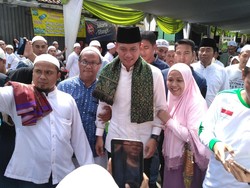 Ditemani Lulung, Agus Minta Doa Restu Saat Acara Maulid Nabi di Condet