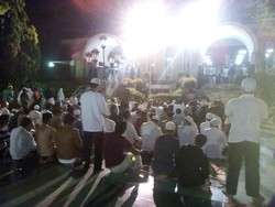Anies-Sandiaga Ikut Salat Subuh Berjamaah di Masjid Sunda Kelapa