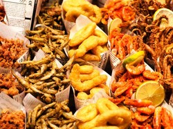 Sering Konsumsi Makanan Pakai Bungkus Kertas Koran? Ini Bahayanya!