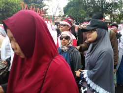 Sambil Bertasbih, Santri dan Massa Difabel Jalan Kaki Mengitari Gedung Sate