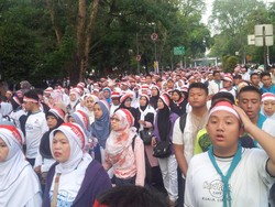 Pakai Ikat Kepala Merah Putih, Massa 1212 di Bandung Ikut Jalan Sehati