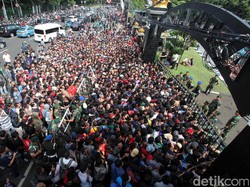 Suporter Pengantre Tiket Indonesia vs Thailand Bertumbangan