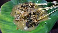 Mencicip Racikan Sate Padang Mak Adjat yang Legendaris