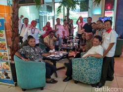 Penahanan Ditangguhkan, Hatta Taliwang dan Pengacara Gelar Syukuran