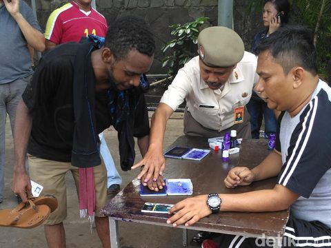 Tenteng Sandal  Jepit  Suporter Ini Kegirangan Dapat Tiket 