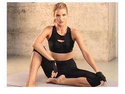 Rosie Huntington-Whiteley Segera Rilis Koleksi Pakaian Olahraga