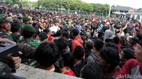 Anggota TNI mengarahkan agar pengantre tiket tertib.