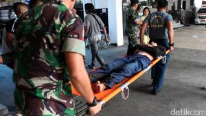 Puluhan Warga Pingsan Saat Mengantre Tiket Piala AFF
