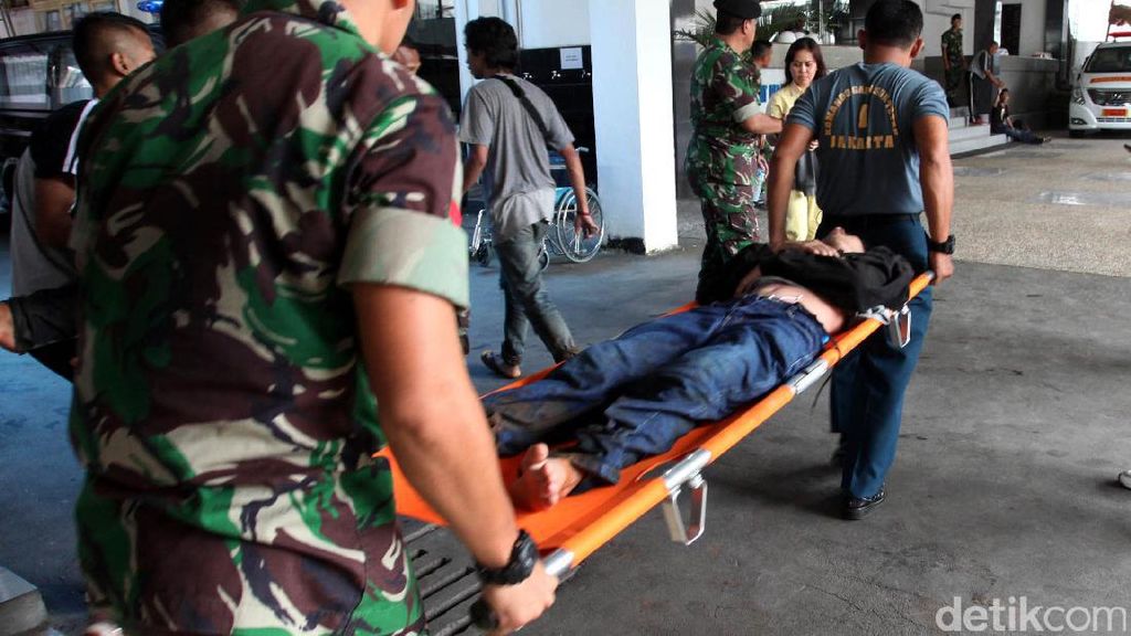 Puluhan Warga Pingsan Saat Mengantre Tiket Piala AFF Puluhan Warga Pingsan Saat Mengantre Tiket Piala AFF