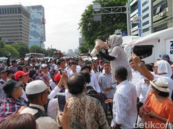Massa Berorasi di Depan Gedung Eks PN Jakpus, Jl Gajah Mada Masih Bisa Dilalui