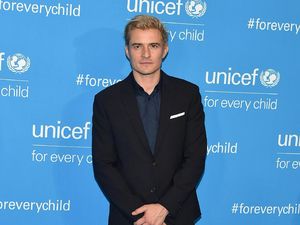 Putus dari Katy Perry, Orlando Bloom Mesra dengan Cewek